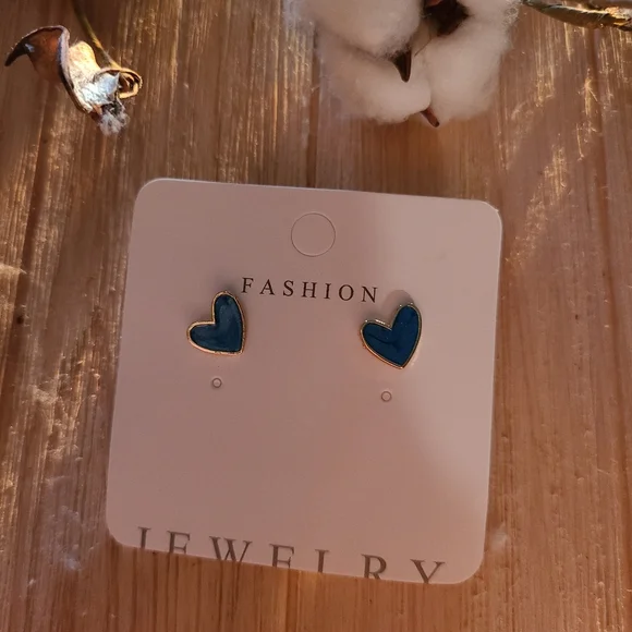 💙💙Super Adorable Blue Colored Heart  Stud Earrings💙💙 - Picture 13 of 15